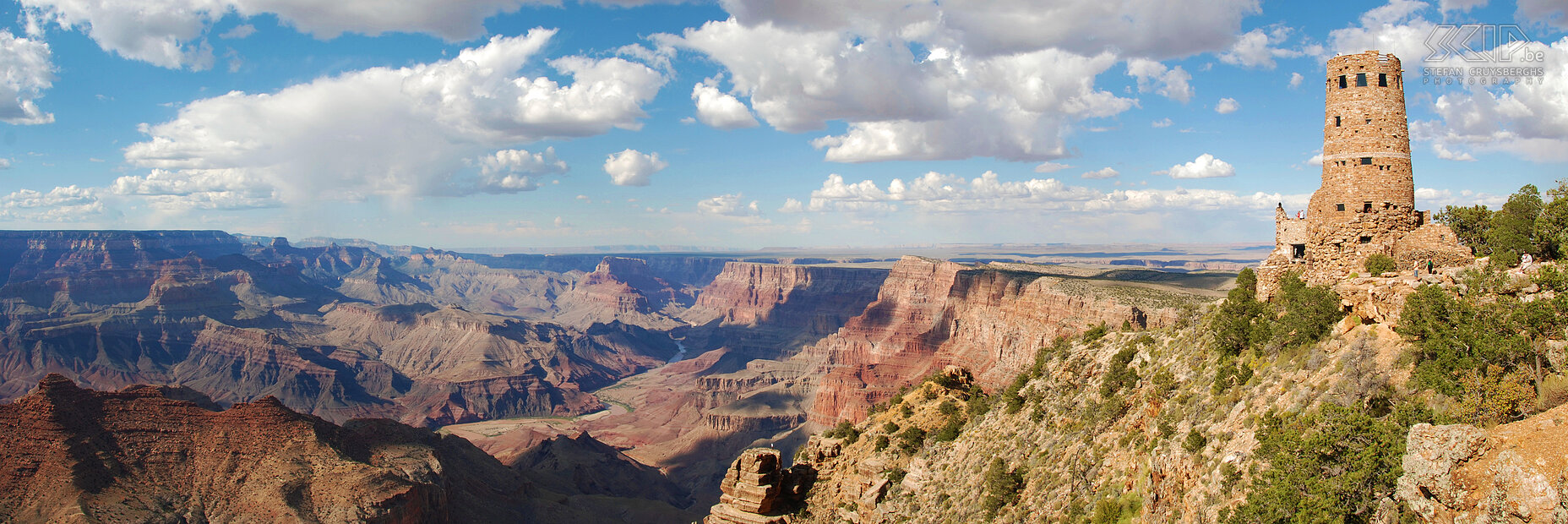 Grand Canyon - Desert View - Hopi toren De Grand Canyon (Arizona) is een van de bekendste natuurwonderen van Amerika. Deze immense canyon, die gevormd wordt door de Colorado rivier, is tot 1800m diep en de breedte varieert tussen de 15 en 29 kilometer. Aan Desert View Point op de South Rim heeft men een toren van de Hopi indianen nagebouwd. Stefan Cruysberghs